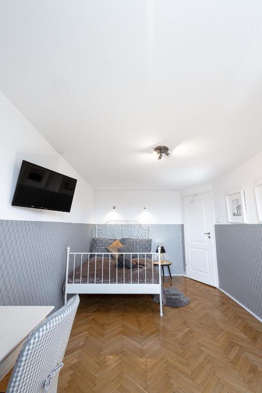 Postel nebo postele na pokoji v ubytování ClickTheFlat Wilson Square Apart Rooms