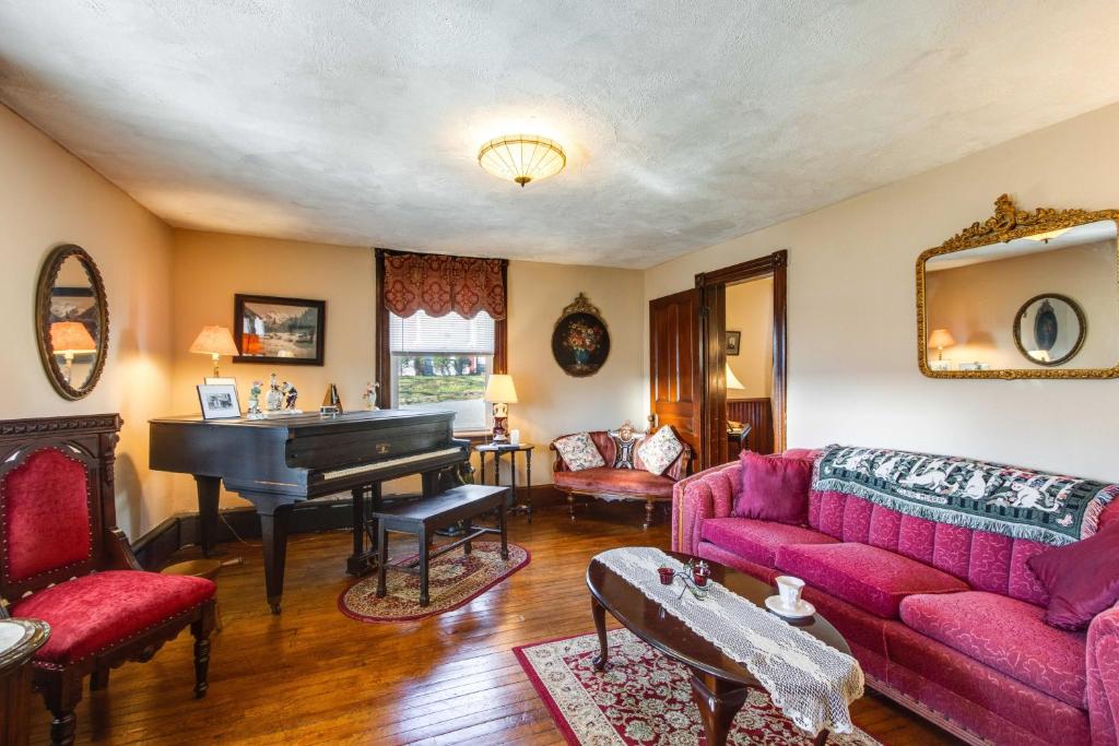 Ruang duduk di 6 Mi to Hickory Run Park Victorian Home with Porch