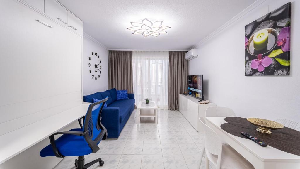 Calle Pedro Lorca Spacious Studio near Del Cura Beach , seafront with many reastoraunts, supermarket Masymas and pharmacy 24h