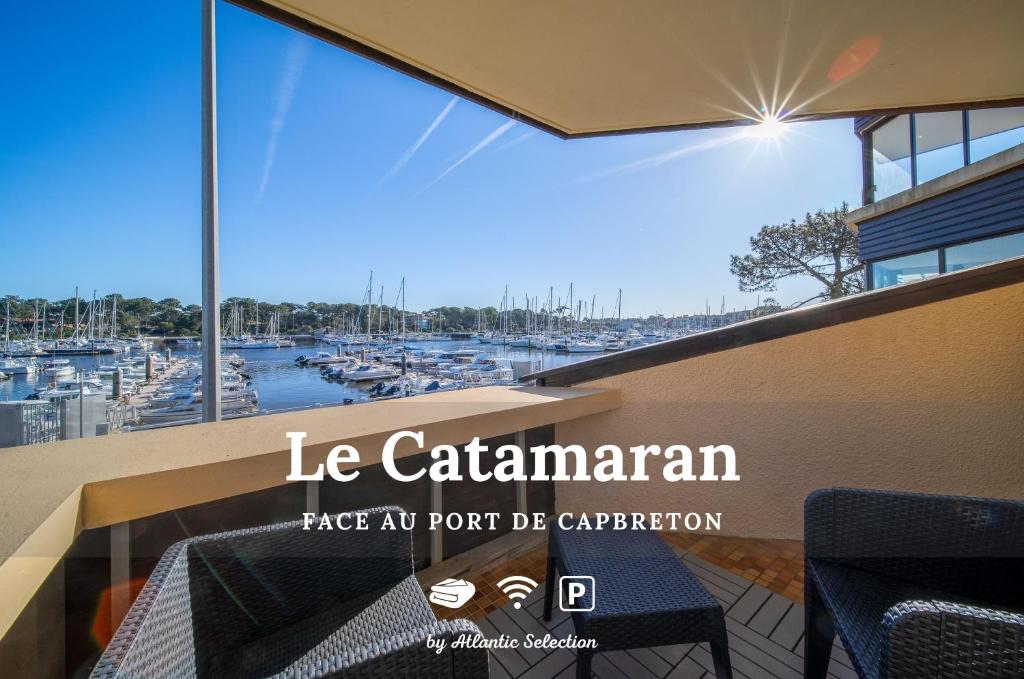 ein Restaurant mit Blick auf den Yachthafen in der Unterkunft Atlantic Selection - Le Catamaran - Face au port in Capbreton