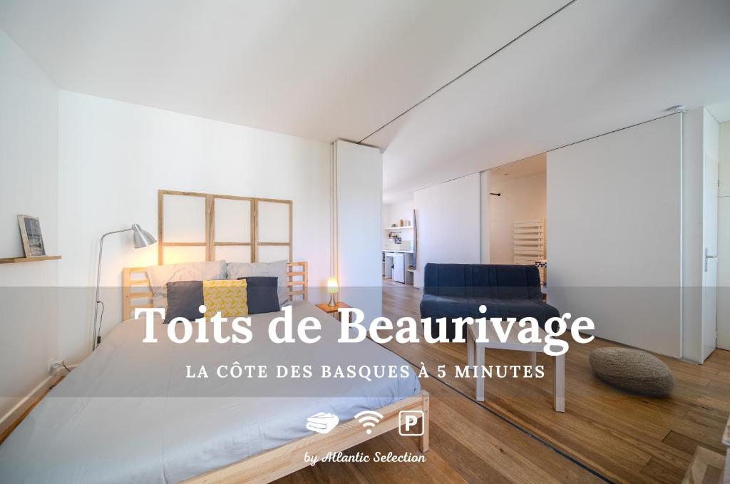 un salon avec un lit dans une chambre dans l'établissement Atlantic Selection - Les toits de Beaurivage - La côte des Basques avec parking, à Biarritz