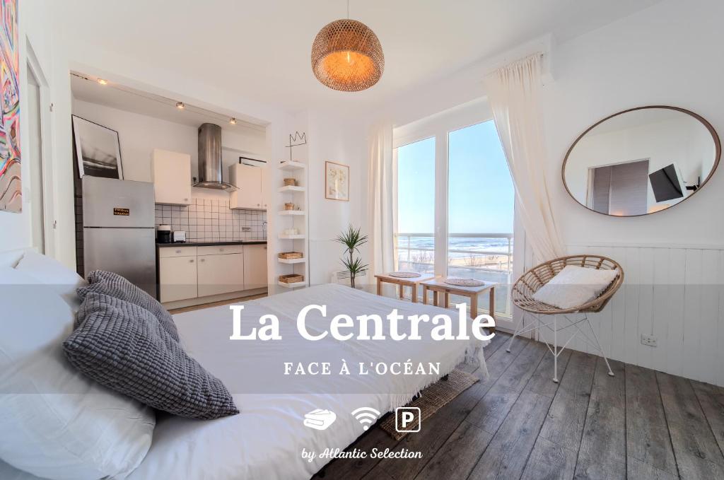 ein Wohnzimmer mit einem Bett und einer Küche in der Unterkunft Atlantic Selection - La Centrale avec vue Océan in Soorts-Hossegor