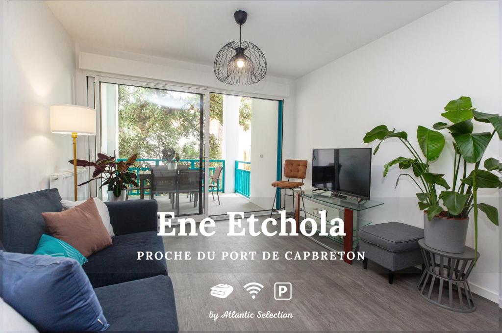 un salon avec un canapé et une télévision dans l'établissement Atlantic Selection - Ene Etchola - Proche du port de Capbreton, à Capbreton