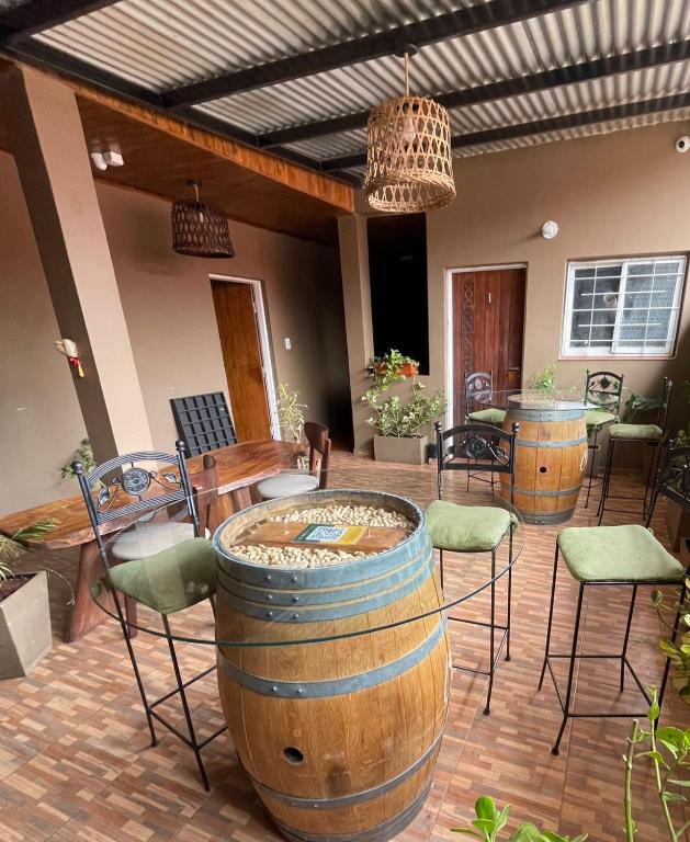 プエルトイグアスにあるHotel Don Raulのパティオ(ワイン樽2本、テーブル、椅子付)