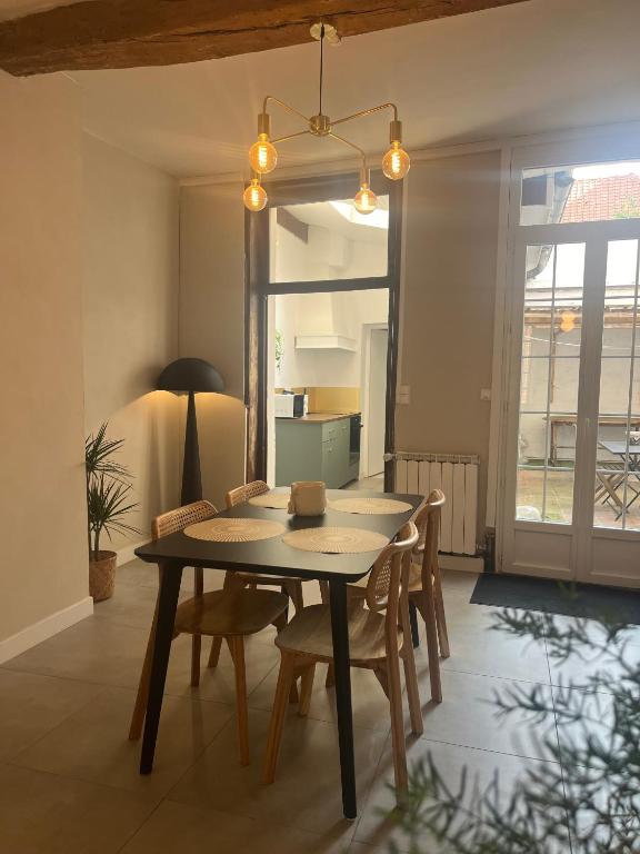 une salle à manger avec une table et des chaises dans l'établissement La Fresque, T2 Moderne, Centre, à Arras