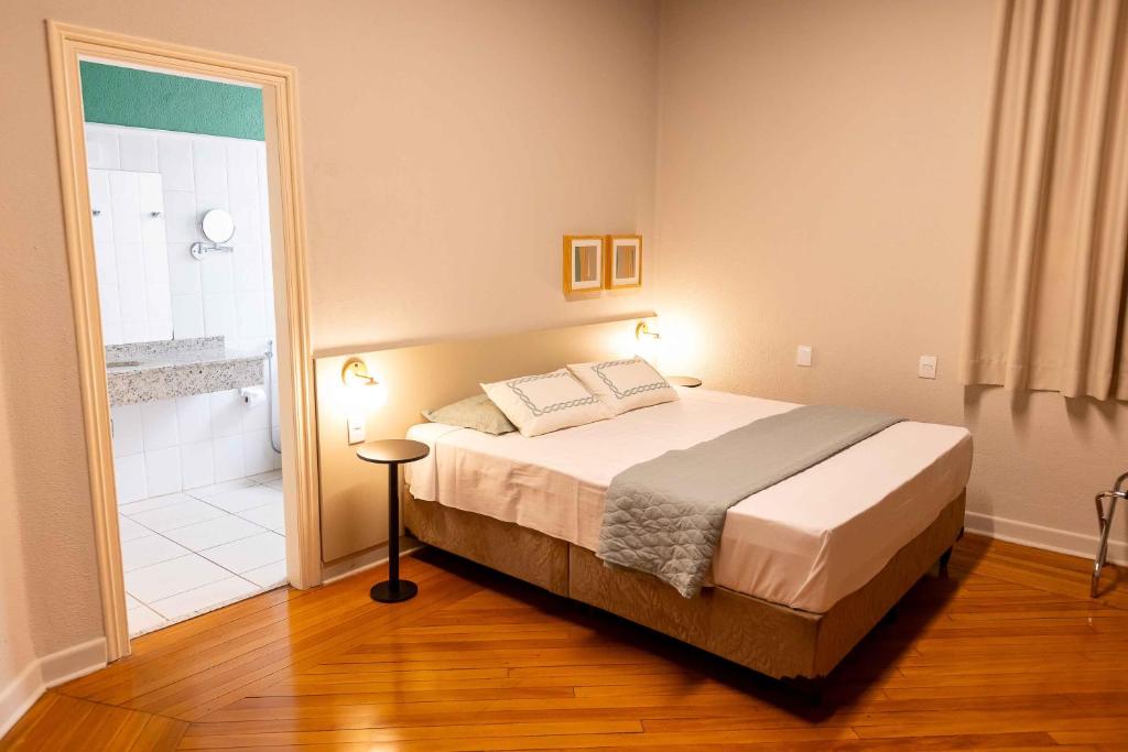 アララクアラにあるHotel Municipal Araraquaraのベッドルーム1室(ベッド1台、ウォークインシャワー付)