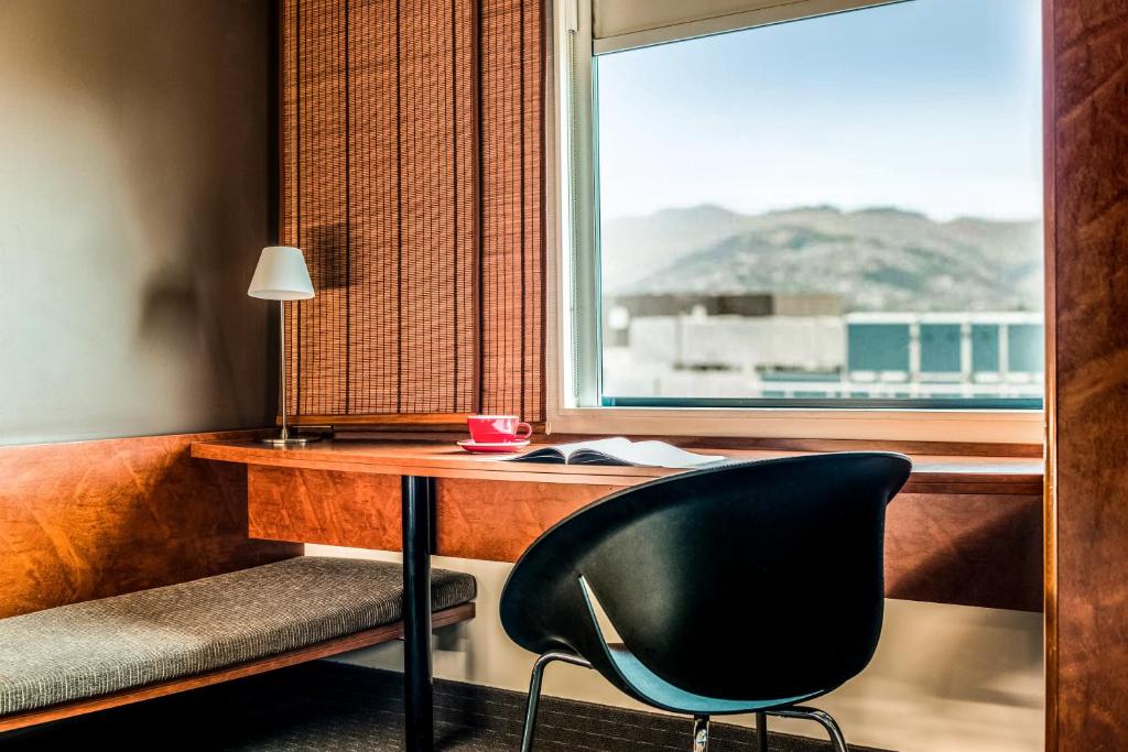Nespecifikovaný výhled na hory nebo výhled na hory při pohledu z hotelu