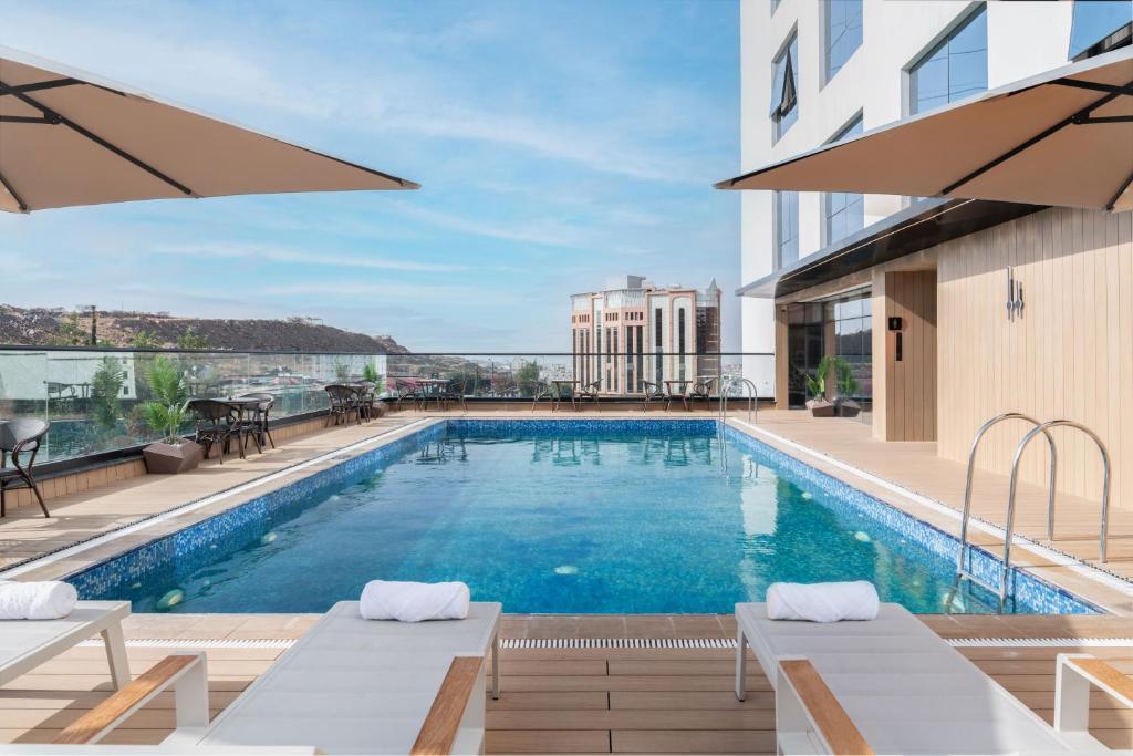 Bazén v ubytování Warwick Al Taif Hotel nebo v jeho okolí