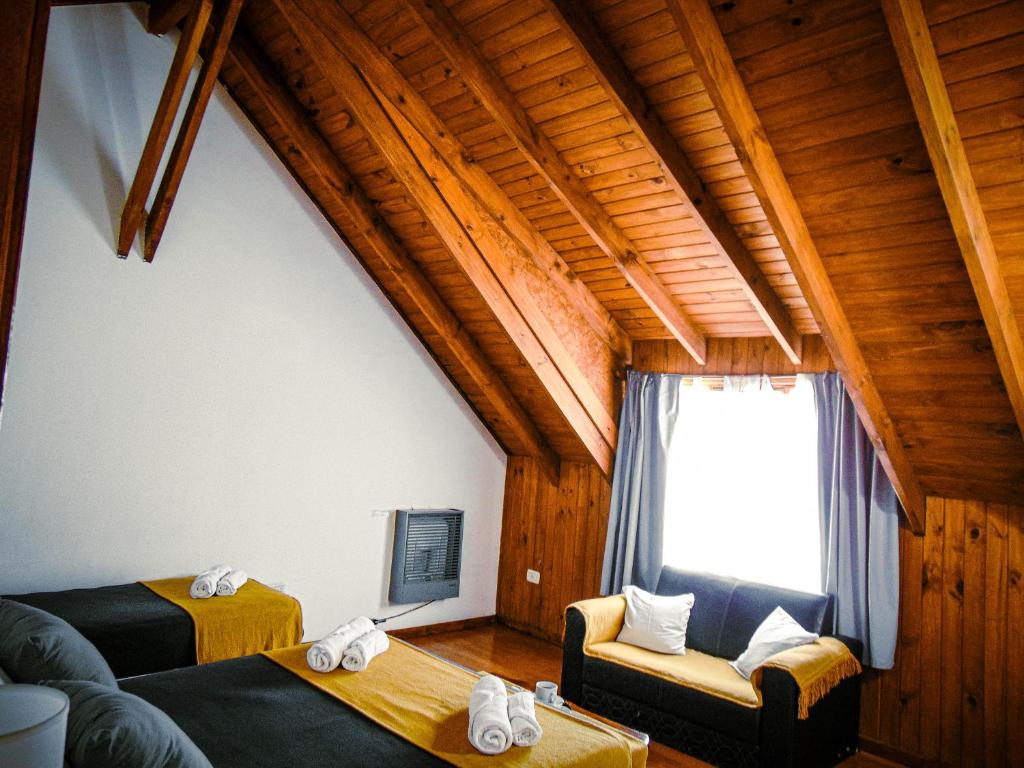 エル・チャルテンにあるConstantino Hostel by lo de Guilleのリビングルーム(ベッド2台、窓付)