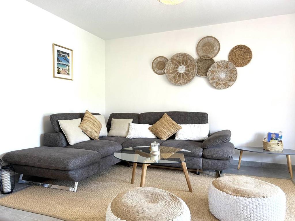 un salon avec un canapé et une table dans l'établissement Appartement moderne 4 pièces à Cavalière, proche plage - FR-1-251-826, au Lavandou