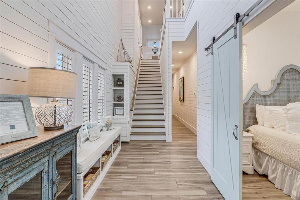 pasillo con escalera y habitación con cama en Isle Be Back 238 LAK, en Mustang Beach