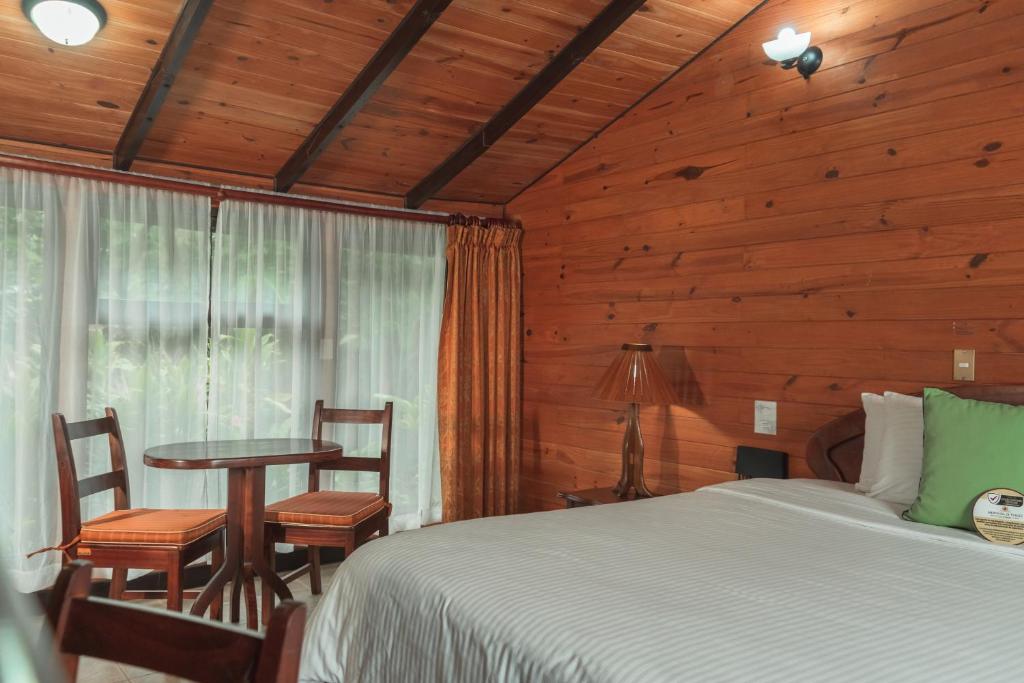 Postel nebo postele na pokoji v ubytování Montaña de fuego Mountain Resort & Spa
