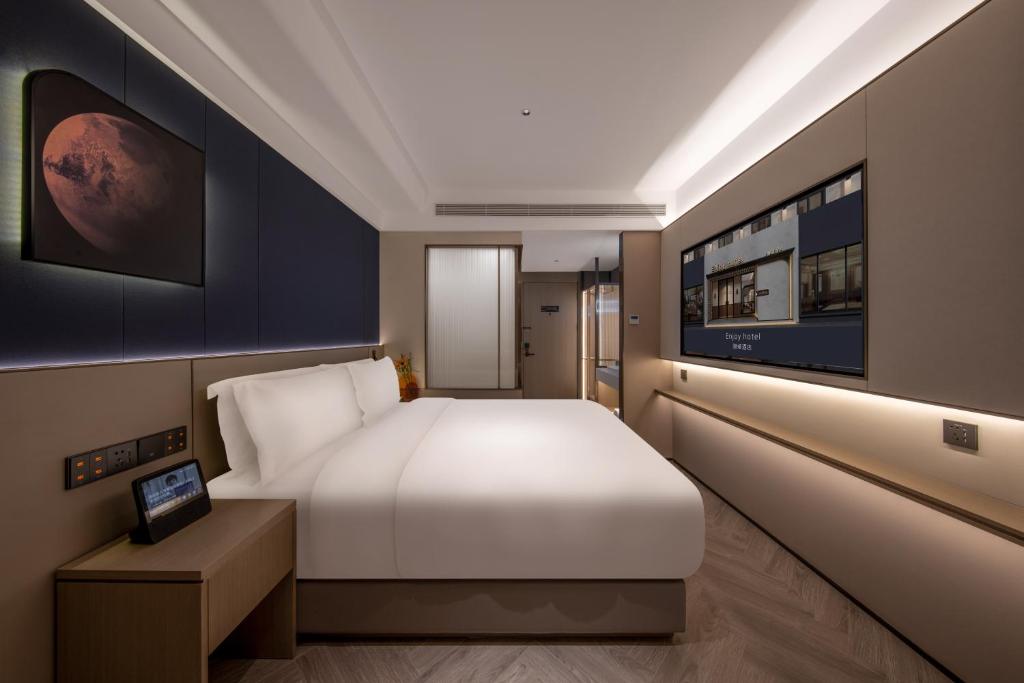 Postel nebo postele na pokoji v ubytování Enjoy Hotel - Provide free late night supplies,free fruit,water and free breakfast coffee,Near Beijing Embassies,Agricultural Exhibition Hall,Sanlitun,Metro line 10 Tuanjiehu,CBD,CCTV,China Zun