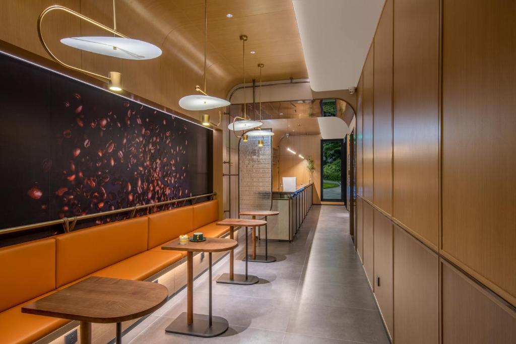 Fotografie z fotogalerie ubytování Enjoy Hotel - Provide free late night supplies,free fruit,water and free breakfast coffee,Near Beijing Embassies,Agricultural Exhibition Hall,Sanlitun,Metro line 10 Tuanjiehu,CBD,CCTV,China Zun v Pekingu