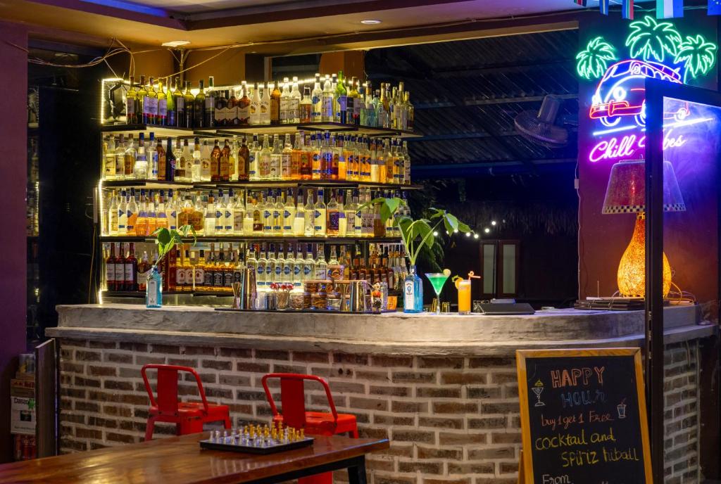 Catba Backpackers - Sea Vibe Pool Bar & Bungalow - 2