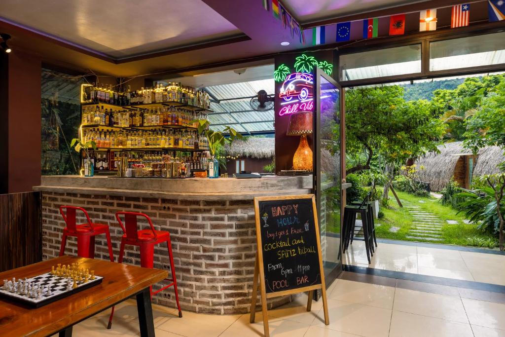 Catba Backpackers - Sea Vibe Pool Bar & Bungalow - 3