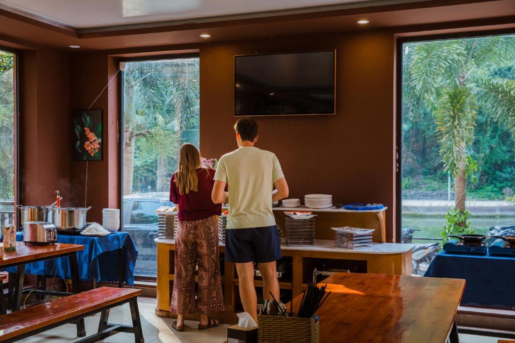 Catba Backpackers - Sea Vibe Pool Bar & Bungalow - 9