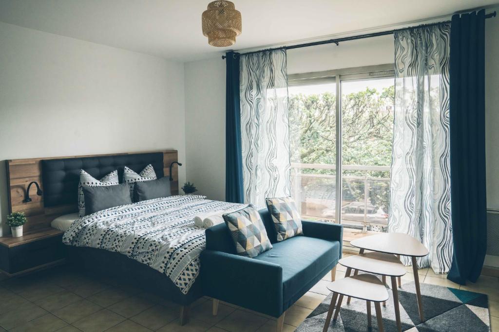 une chambre avec un lit, une chaise et une fenêtre dans l'établissement Cosy Home, à Livry-Gargan