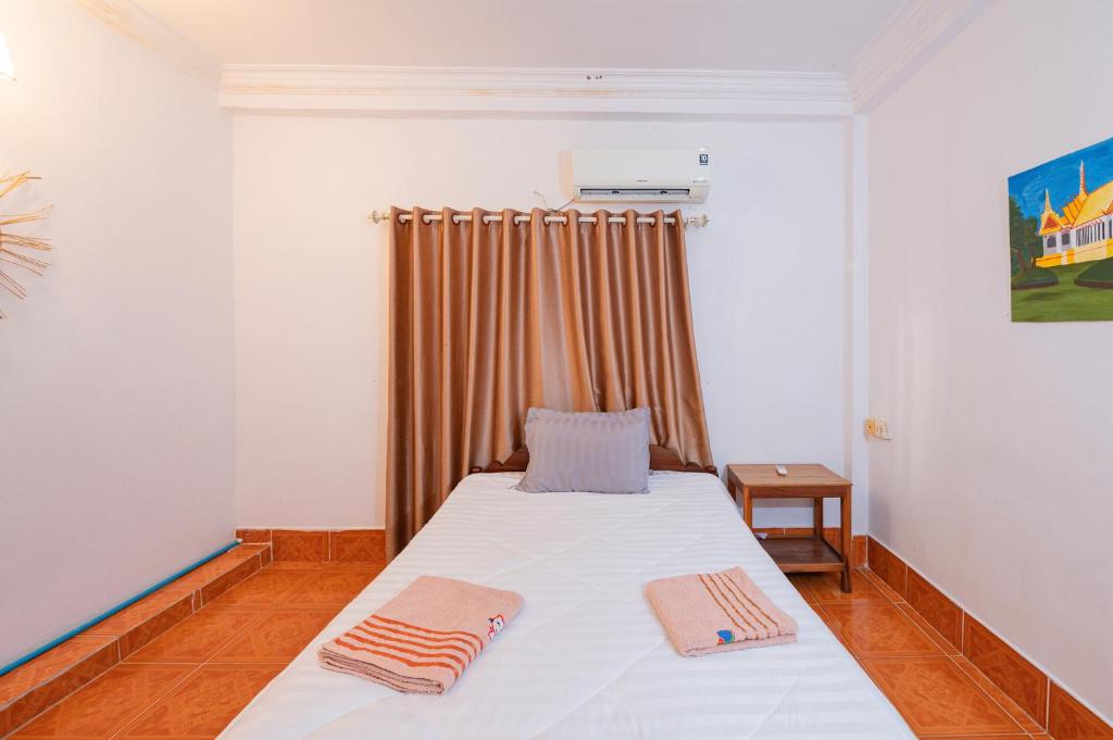 Postel nebo postele na pokoji v ubytování Namo Angkor Villa