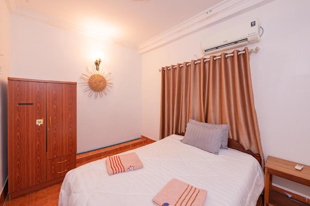 Postel nebo postele na pokoji v ubytování Namo Angkor Villa