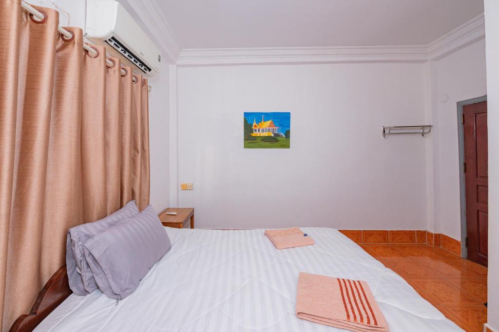 Postel nebo postele na pokoji v ubytování Namo Angkor Villa
