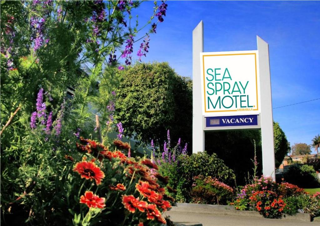 メリンブラにあるSea Spray Motel - Merimbulaの花の看板