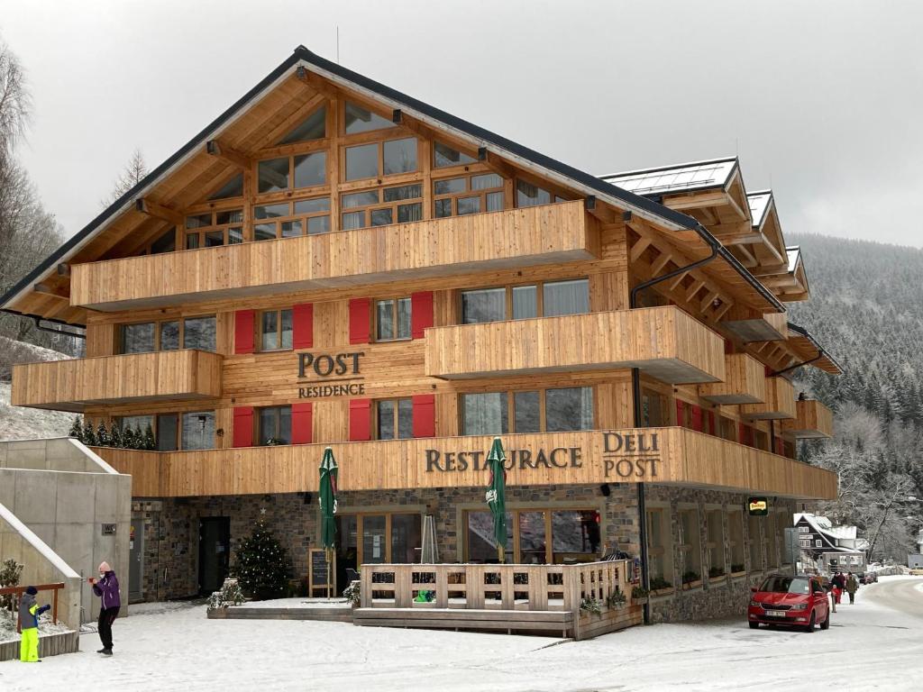Nespecifikovaný výhled na hory nebo výhled na hory při pohledu z aparthotelu