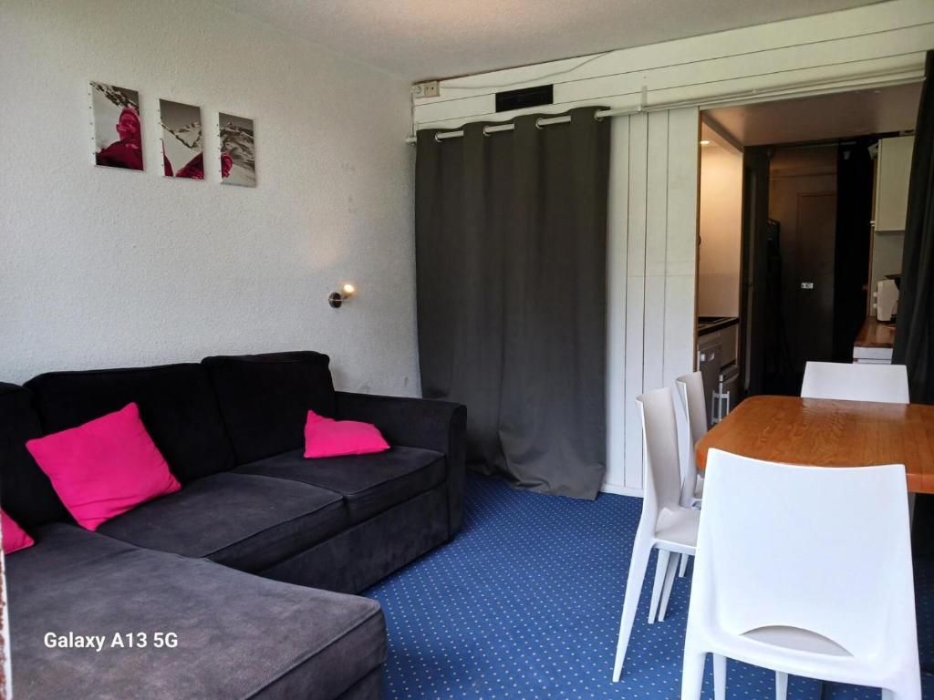 un salon avec un canapé et une table dans l'établissement Résidence Belles Challes - Studio 4 personnes à Arc 1800 skis aux pieds et proche des commerces dans le village du Charvet MAE-4751, à Arc 1800