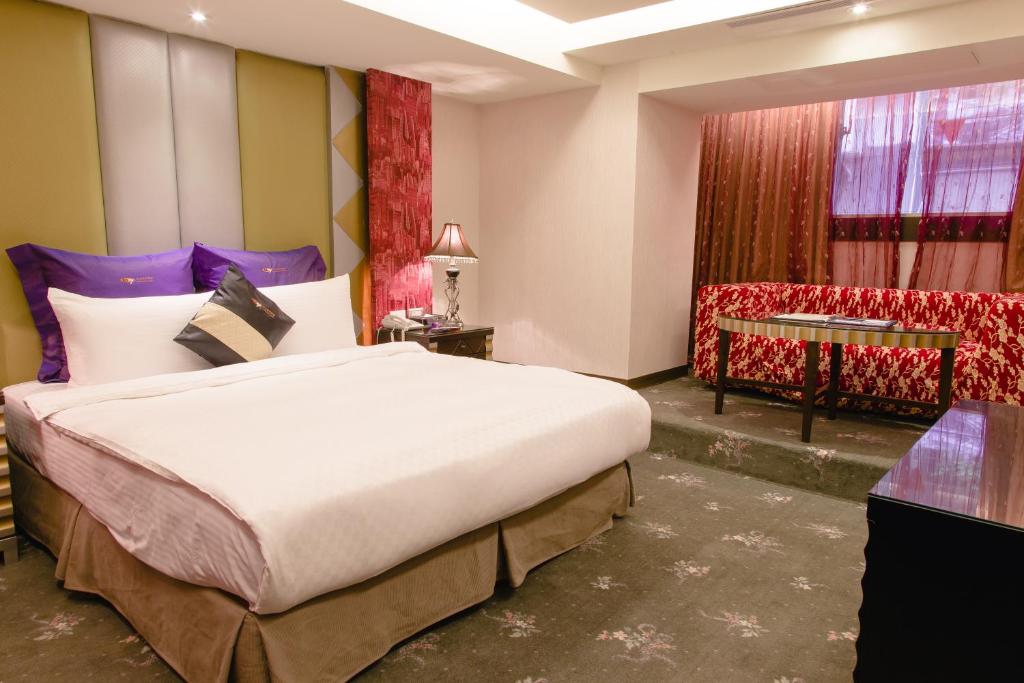 Tempat tidur dalam kamar di Taipei Lotty Hotel