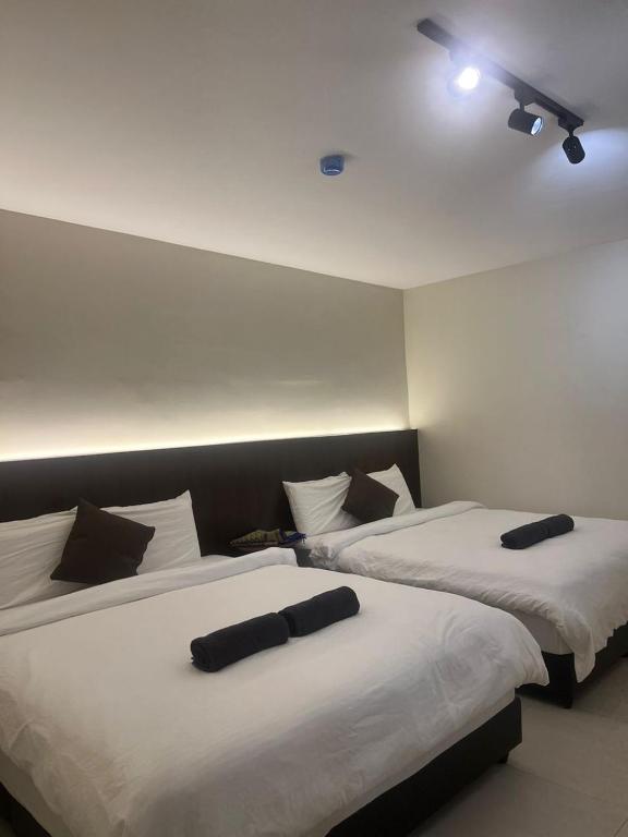 Postel nebo postele na pokoji v ubytování Kangsar KK Hotel