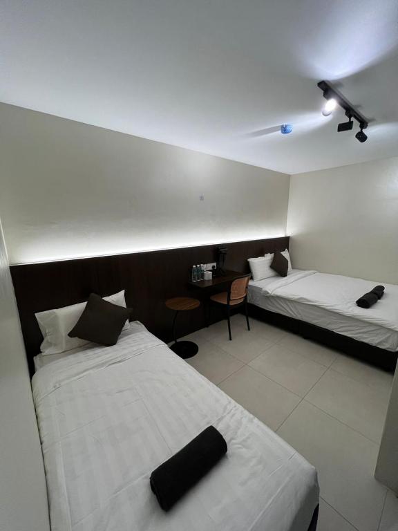 Postel nebo postele na pokoji v ubytování Kangsar KK Hotel