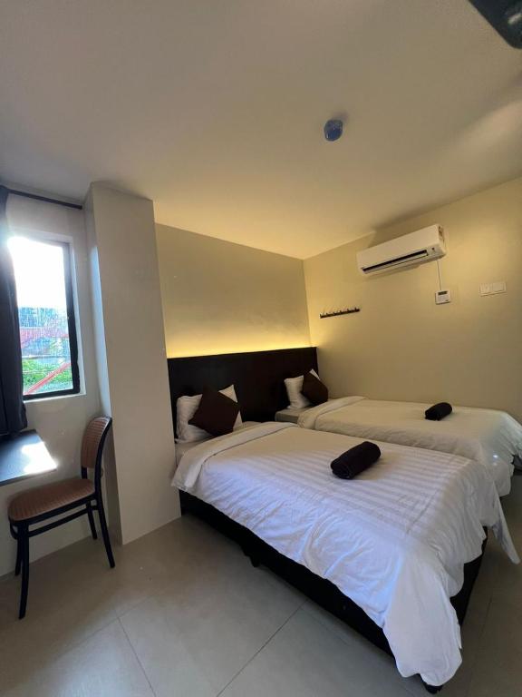Postel nebo postele na pokoji v ubytování Kangsar KK Hotel