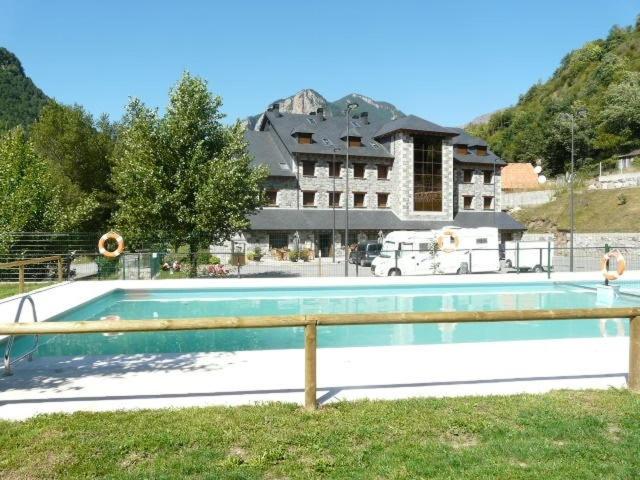 Bazén v ubytování Complejo Turístico Bielsa Hotel y camping nebo v jeho okolí