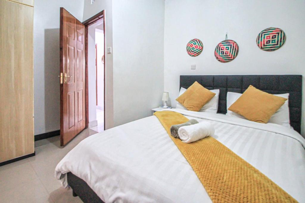 Postel nebo postele na pokoji v ubytování North Manor Nakuru