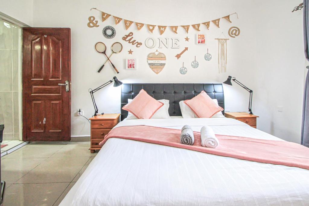 Postel nebo postele na pokoji v ubytování North Manor Nakuru