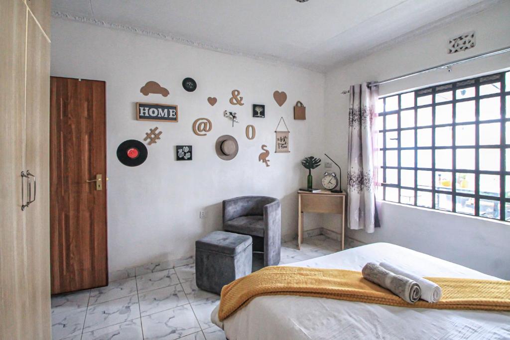 Postel nebo postele na pokoji v ubytování North Manor Nakuru