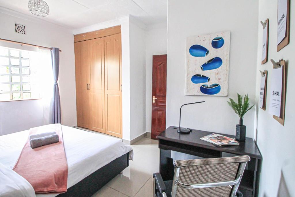 Postel nebo postele na pokoji v ubytování North Manor Nakuru
