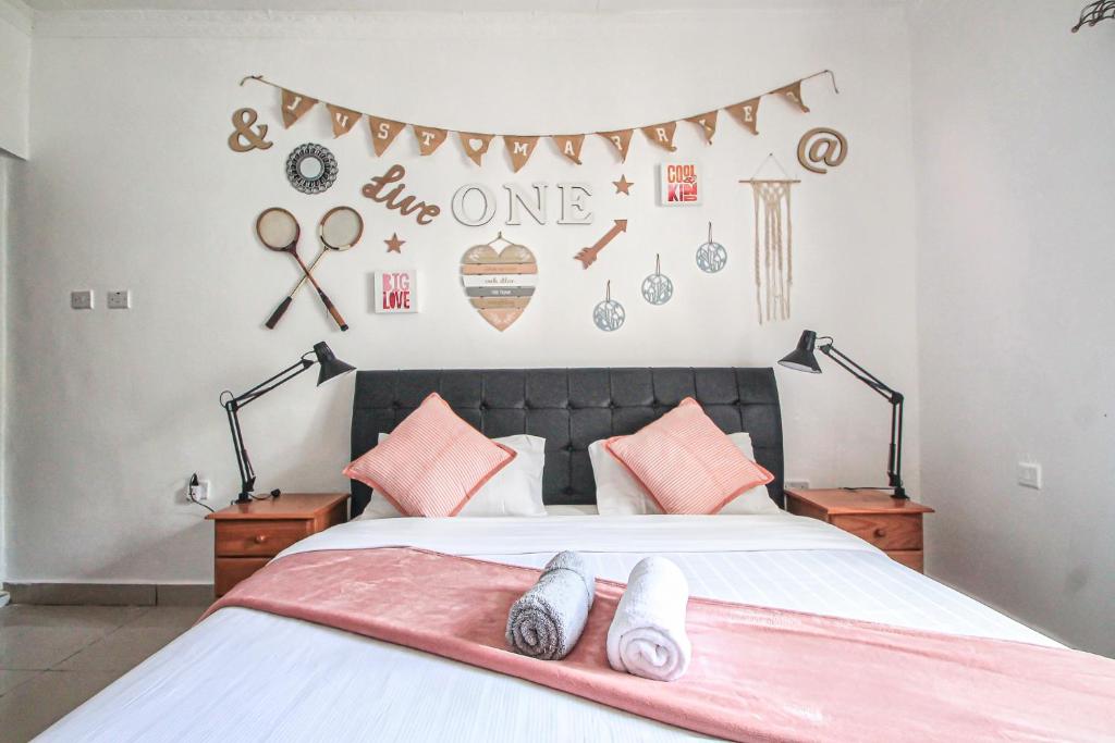 Postel nebo postele na pokoji v ubytování North Manor Nakuru