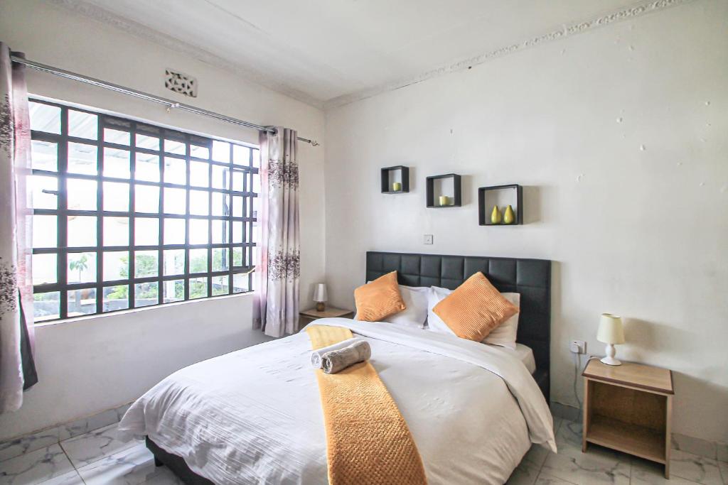 Postel nebo postele na pokoji v ubytování North Manor Nakuru
