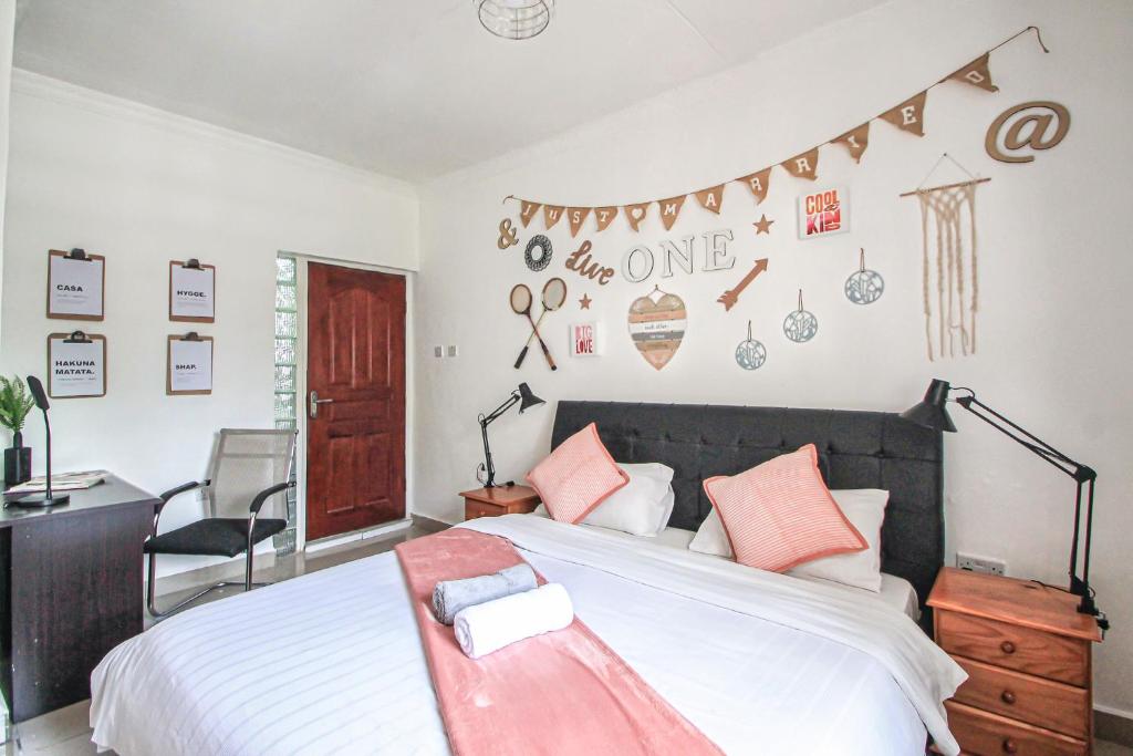 Postel nebo postele na pokoji v ubytování North Manor Nakuru