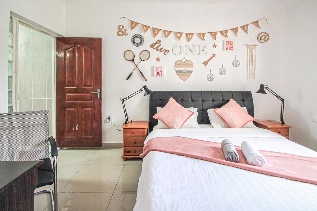 Postel nebo postele na pokoji v ubytování North Manor Nakuru