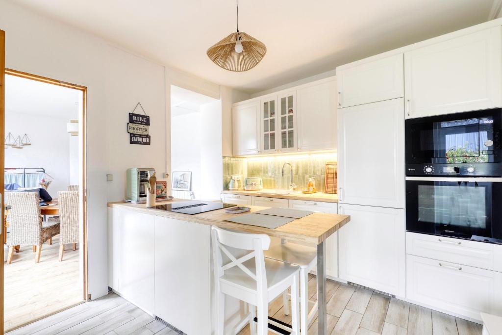 Kuchyň nebo kuchyňský kout v ubytování Les Brises Normandes - Maison à 4min de la plage