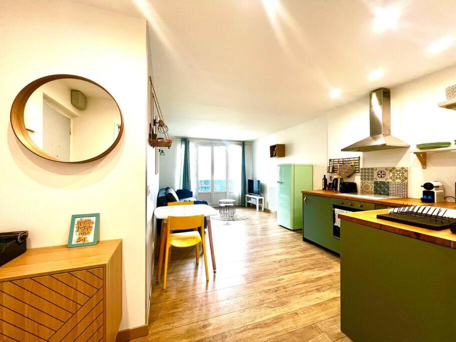 Kuchyň nebo kuchyňský kout v ubytování Les quais, Vue fleuve, Proche Gare & Parking Privé