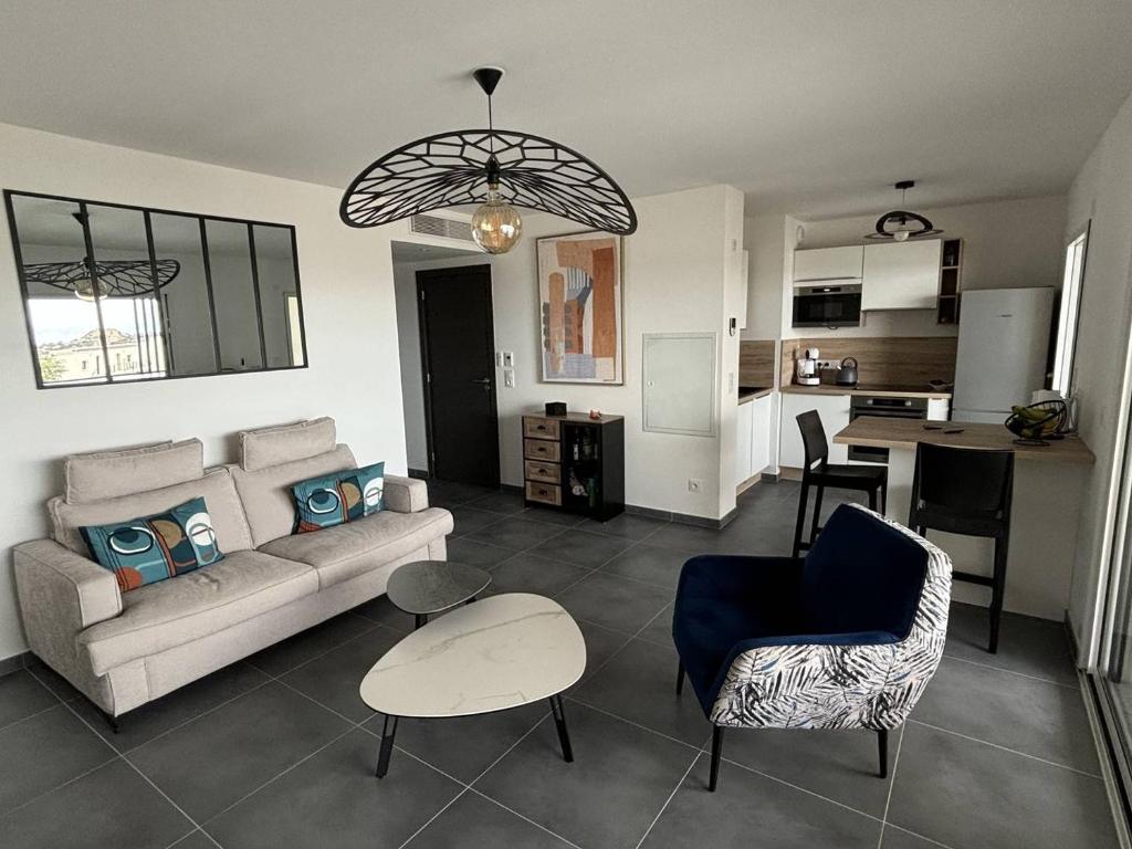 un salon avec un canapé et une table dans l'établissement Appartement T2 vue mer et citadelle, à Calvi