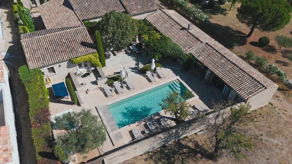 une vue aérienne d'une maison avec piscine dans l'établissement Mas Naste, à Eygalières
