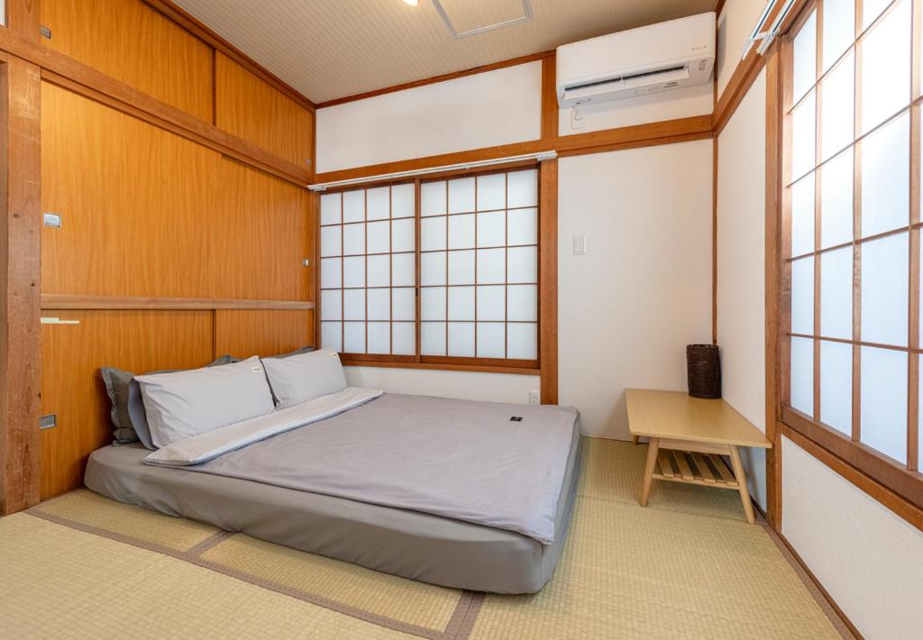 Postel nebo postele na pokoji v ubytování 吉房民宿 YOSHIFUSA House 晴空塔徒步圈 整栋出租