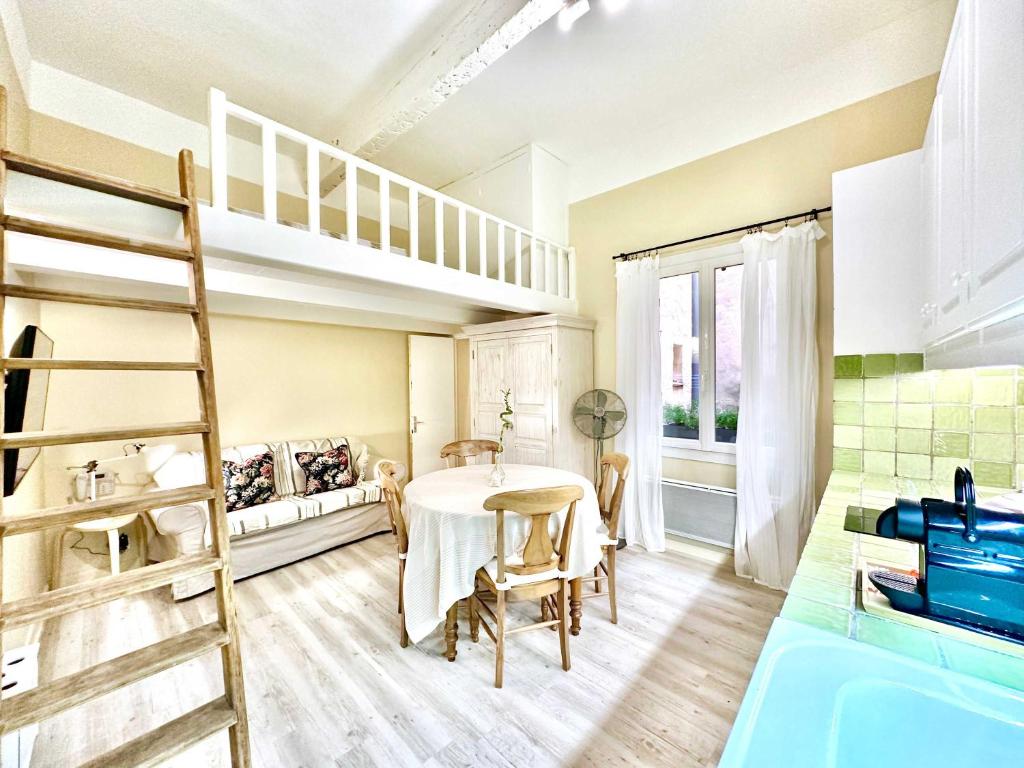 Cette chambre comprend une table et des lits superposés. dans l'établissement Èrsextius, MJD, Aix-en-Provence, à Aix-en-Provence