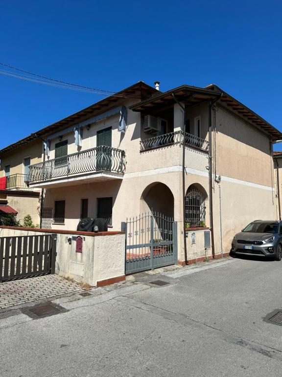 Le FocetteにあるThe Pink House a 5 minuti dal mare e posto auto privatoの建物の前に車が駐車されている