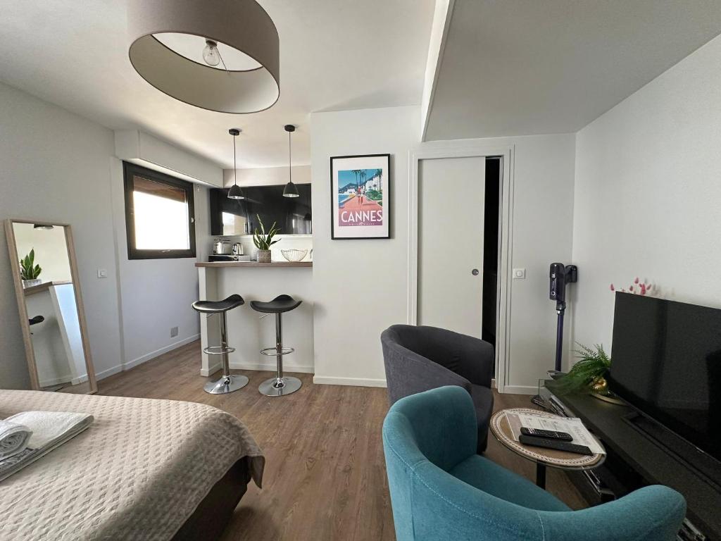 Χώρος καθιστικού στο Un été à Cannes, Studio cosy à 10' de la Croisette