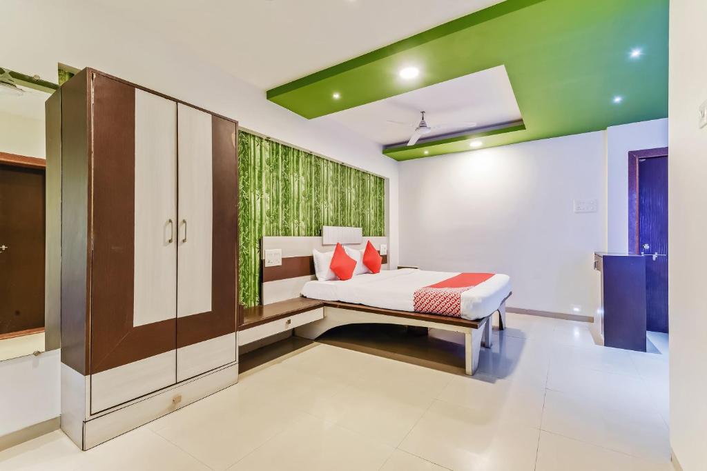 Postel nebo postele na pokoji v ubytování Hotel O Sachin Residency
